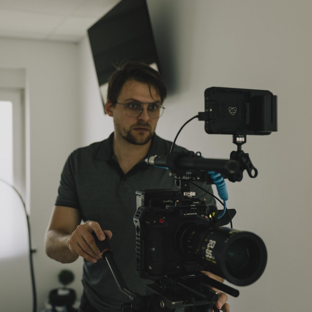 Žak Krebs med snemanjem videoprodukcije za podjetje z visokokakovostno opremo