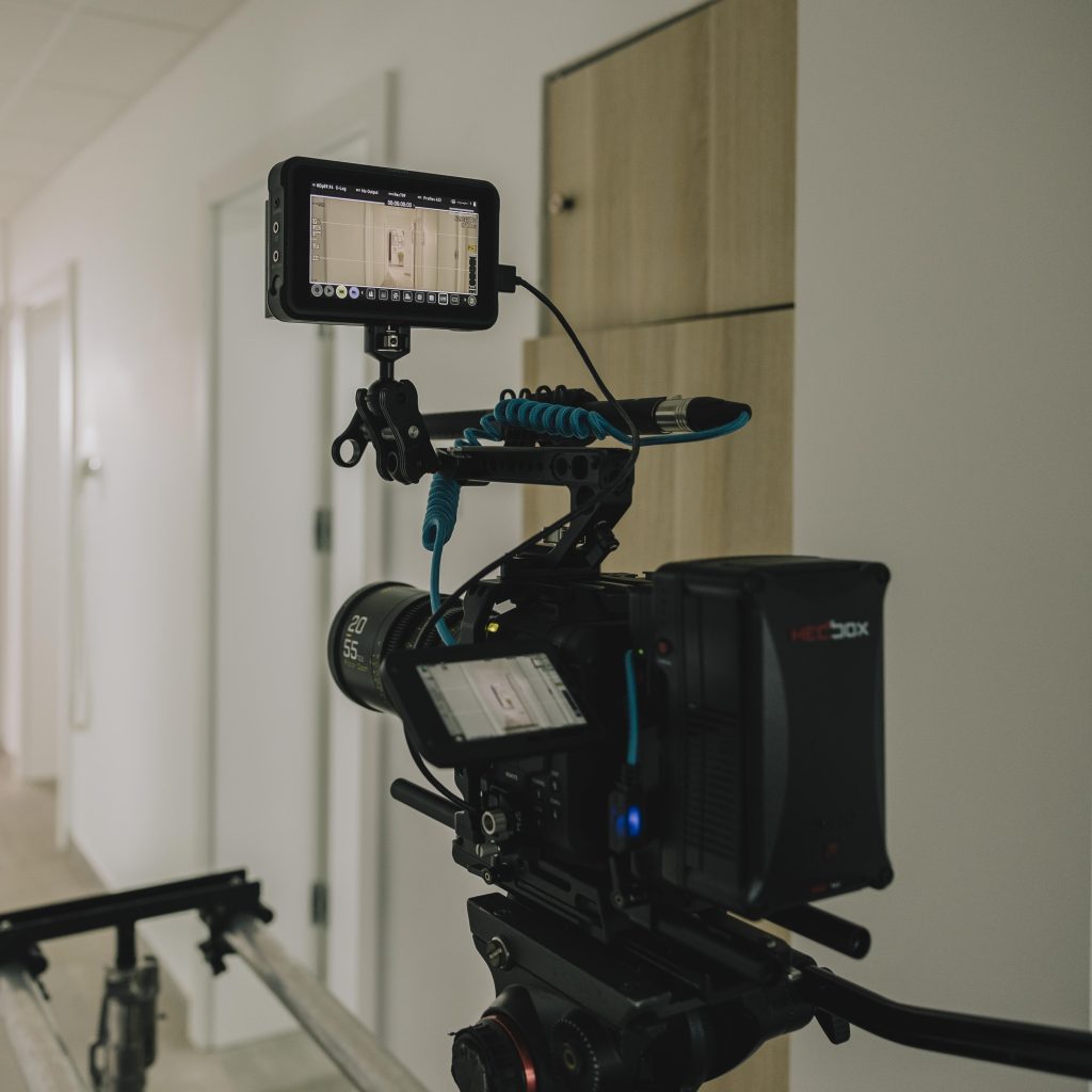 Profesionalna video kamera med snemanjem visokokakovostnega projekta.