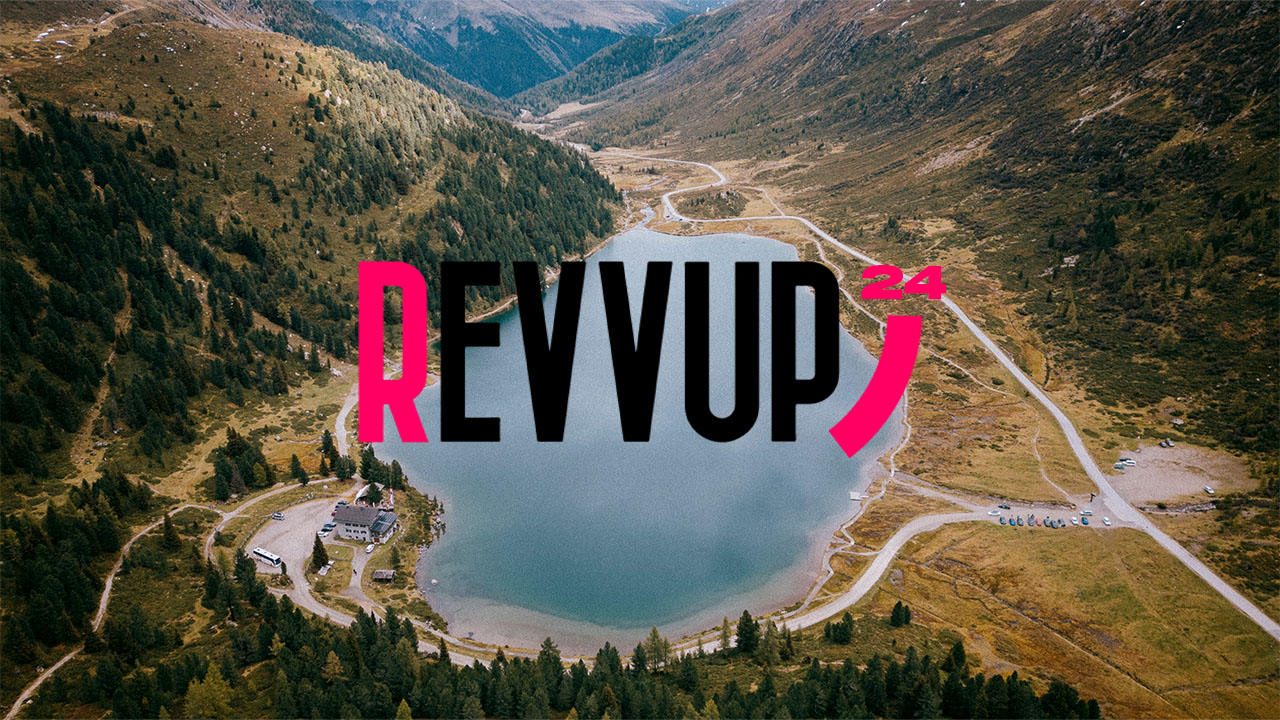 Revvup Rally - Dinamični posnetek ekskluzivnih avtomobilov med adrenalinsko vožnjo po alpskih cestah.