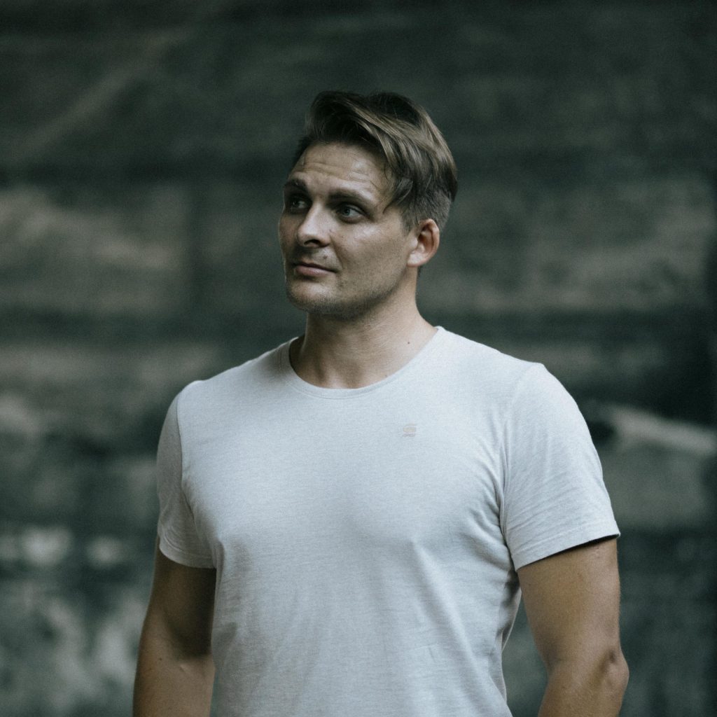 Portret Žaka Krebsa, direktorja fotografija in ustvarjalca profesionalnih video vsebin, ter lastnika ZK Visuals